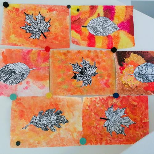 Laubblätter auf buntem Hintergrund 